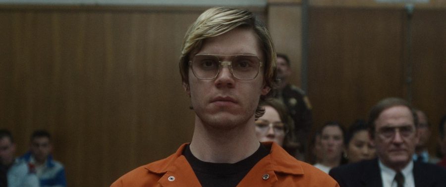 (Left to Right) Evan Peters as Jeffrey Dahmer, Molly Ringwald as Shari, Richard Jenkins as Lionel Dahmer in episode 108 of Dahmer. Monster: The Jeffrey Dahmer Story. Cr. Courtesy Of Netflix © 2022