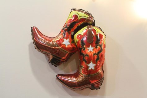 Cowboy boots Balloon in upper Gwinn, decorations for Honky Tonk 